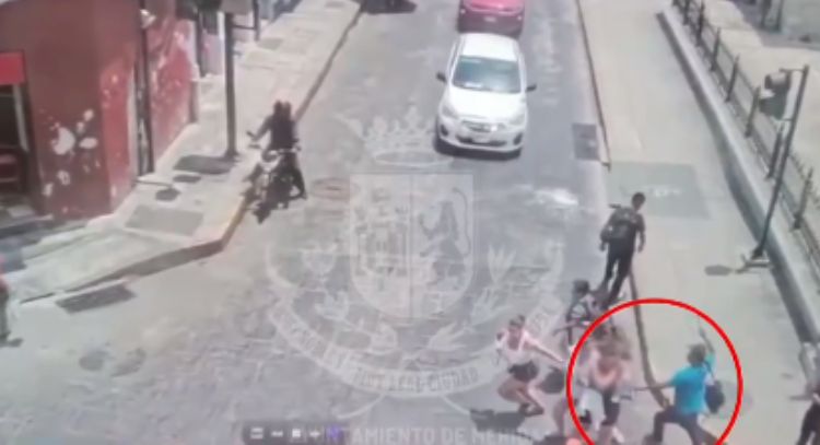 VIDEO: Peatón asesta hachazo en la cabeza de turista canadiense en Mérida