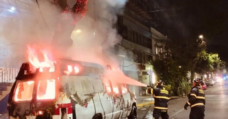 Ambulancia calcinada en Ciudad de México