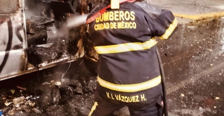Ambulancia calcinada en Ciudad de México