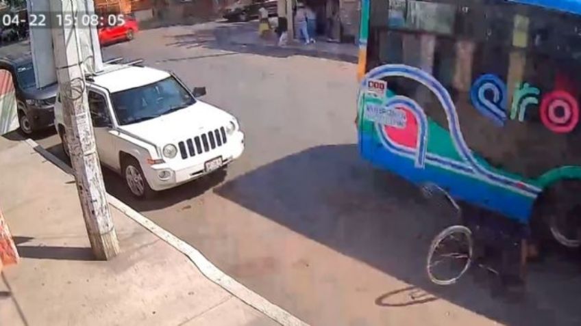 Ciclista es atropellado por un autobús en Querétaro y el chofer se da a la fuga: VIDEO