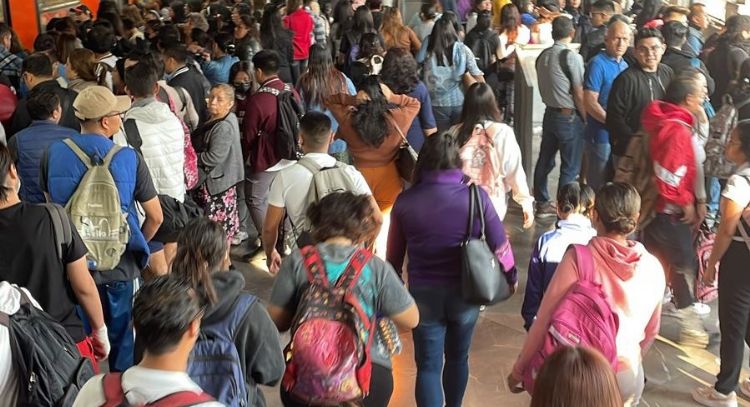 Metro CDMX: Caos en la Línea 7 por fallas de tren; retiran a los pasajeros