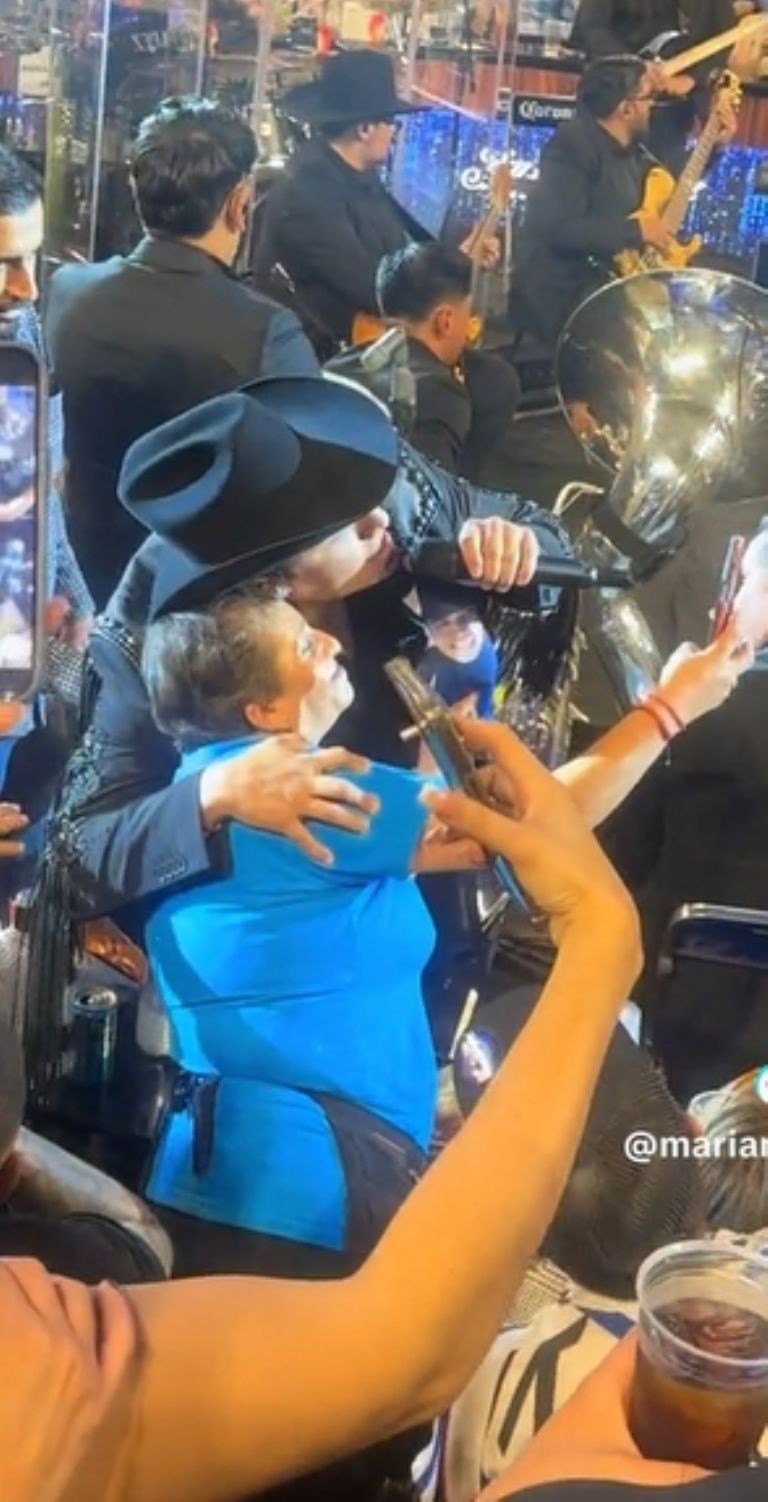 Vendedora de papas besa a Julión Álvarez