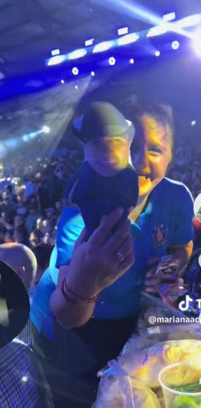 Vendedora de papas le planta beso a Julión Álvarez en pleno concierto