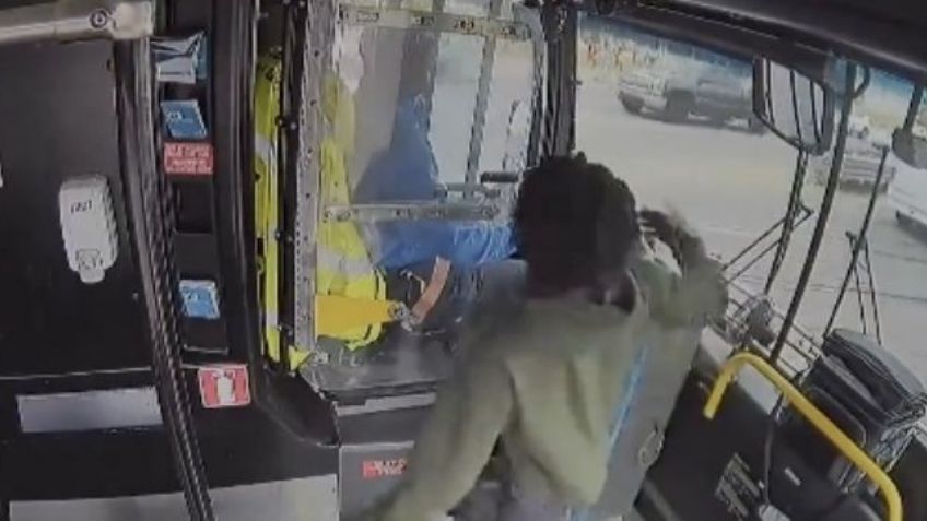 Pasajero desata pelea con chofer de autobús y culmina en impactante choque contra edificio