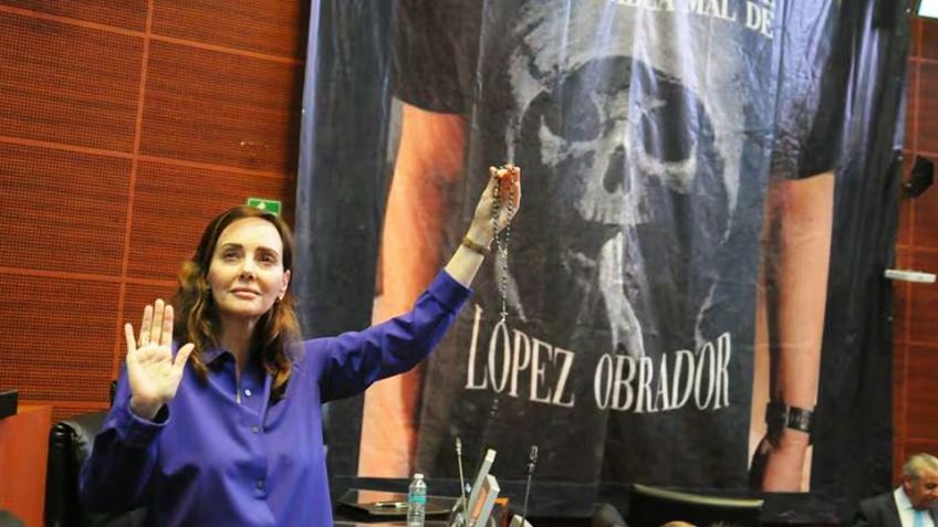 VIDEO: Colocan en el Senado lona de playera pro AMLO con imagen de la "Santa Muerte"