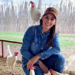 ¡De las computadoras al rancho! María Fernanda rompe paradigmas en ganadería de Sonora