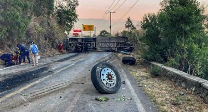 VIDEO: Autobús con peregrinos vuelca en carretera a Chalma; se reportan 14 muertos