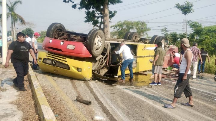VIDEO: Fuerte volcadura en Tabasco deja 4 prensados y decenas de personas heridas