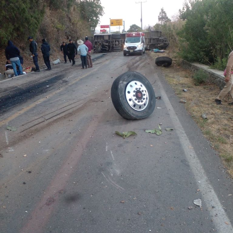 Camión con peregrinos vuelca en Chalma 14 muertos