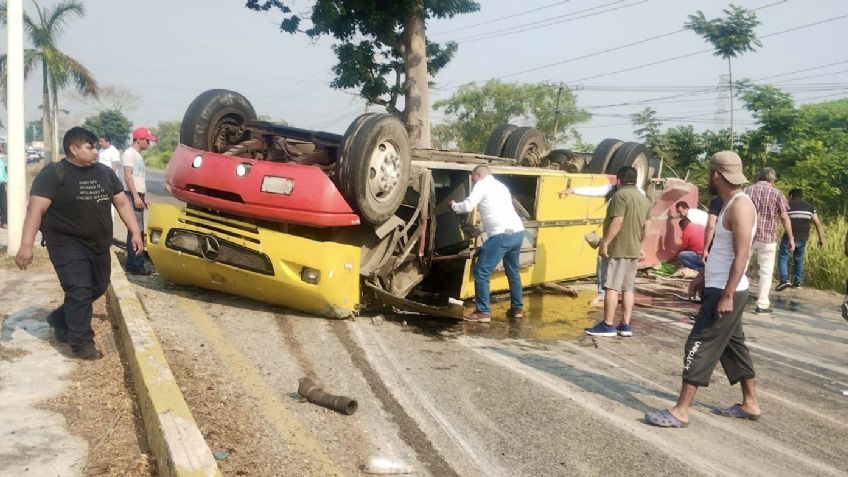 VIDEO: Fuerte volcadura en Tabasco deja 4 prensados y decenas de personas heridas