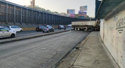 Caos en CDMX: Tráiler accidentado provoca tráfico en Circuito Interior este lunes 29 de abril