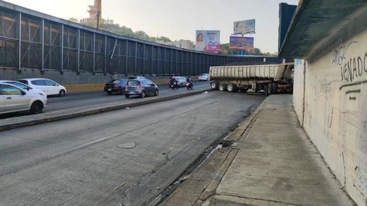 Caos en CDMX: Tráiler accidentado provoca tráfico en Circuito Interior este lunes 29 de abril