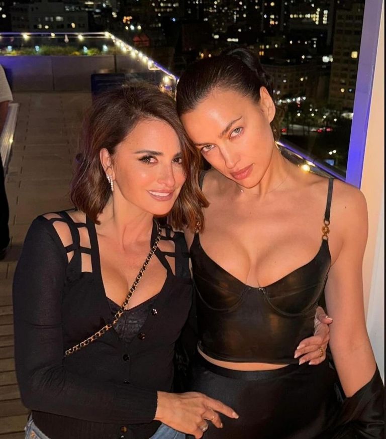 Penélope Cruz celebra su cumpleaños 50 asistiendo a concierto de Bad Bunny