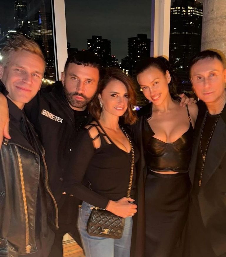 Penélope Cruz celebra su cumpleaños 50 asistiendo a concierto de Bad Bunny