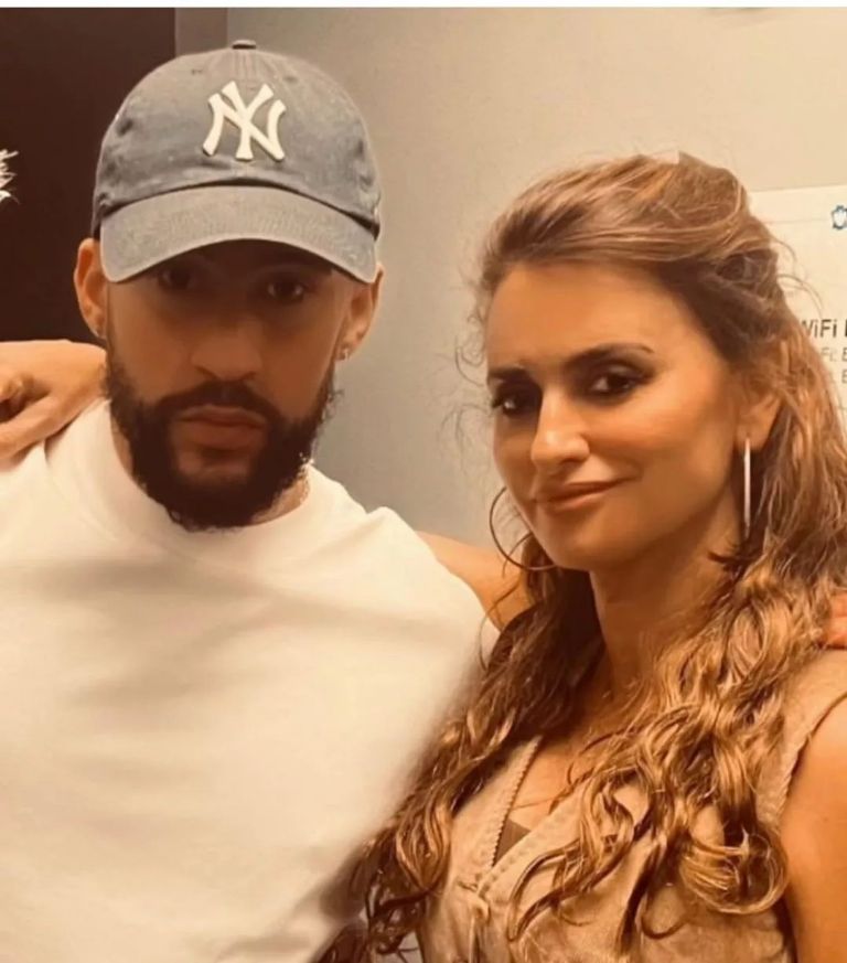 Penélope Cruz celebra su cumpleaños 50 asistiendo a concierto de Bad Bunny