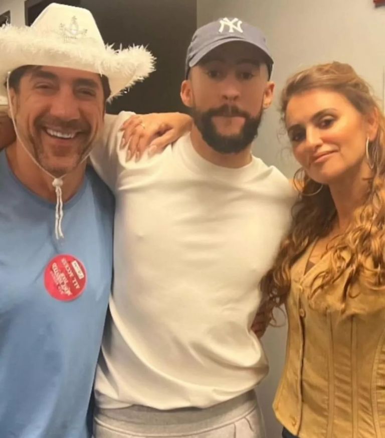 Penélope Cruz celebra su cumpleaños 50 asistiendo a concierto de Bad Bunny