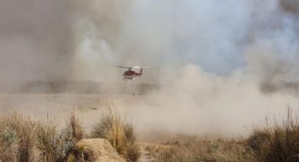 Con helicópteros y brigadas combaten incendio forestal en Atlacomulco, Estado de México