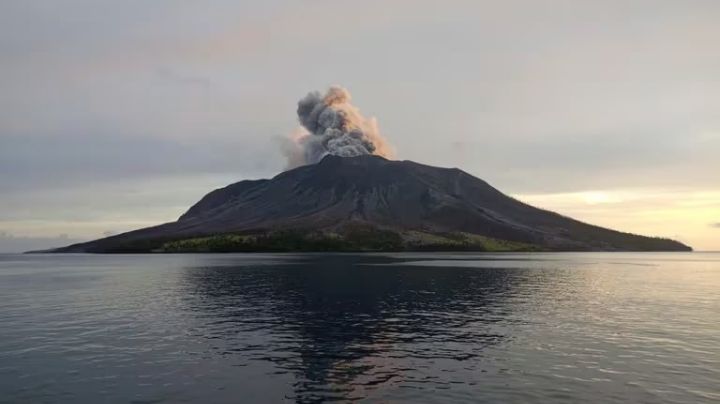 Erupción del Monte Ruang en Indonesia: 11 mil evacuados por nube de ceniza