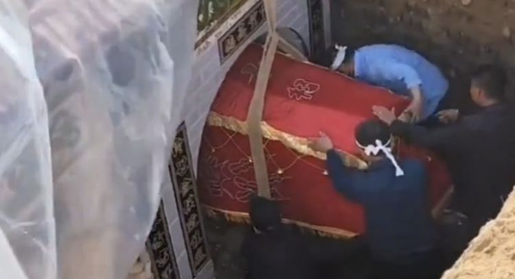 Tragedia en funeral: Hombres quedan sepultados al colapsar tumba mientras colocaban ataúd