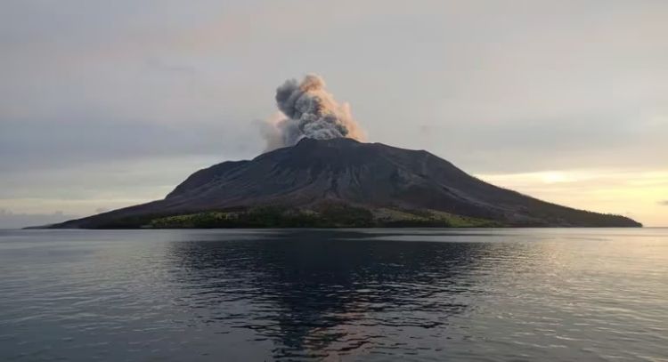 Erupción del Monte Ruang en Indonesia: 11 mil evacuados por nube de ceniza