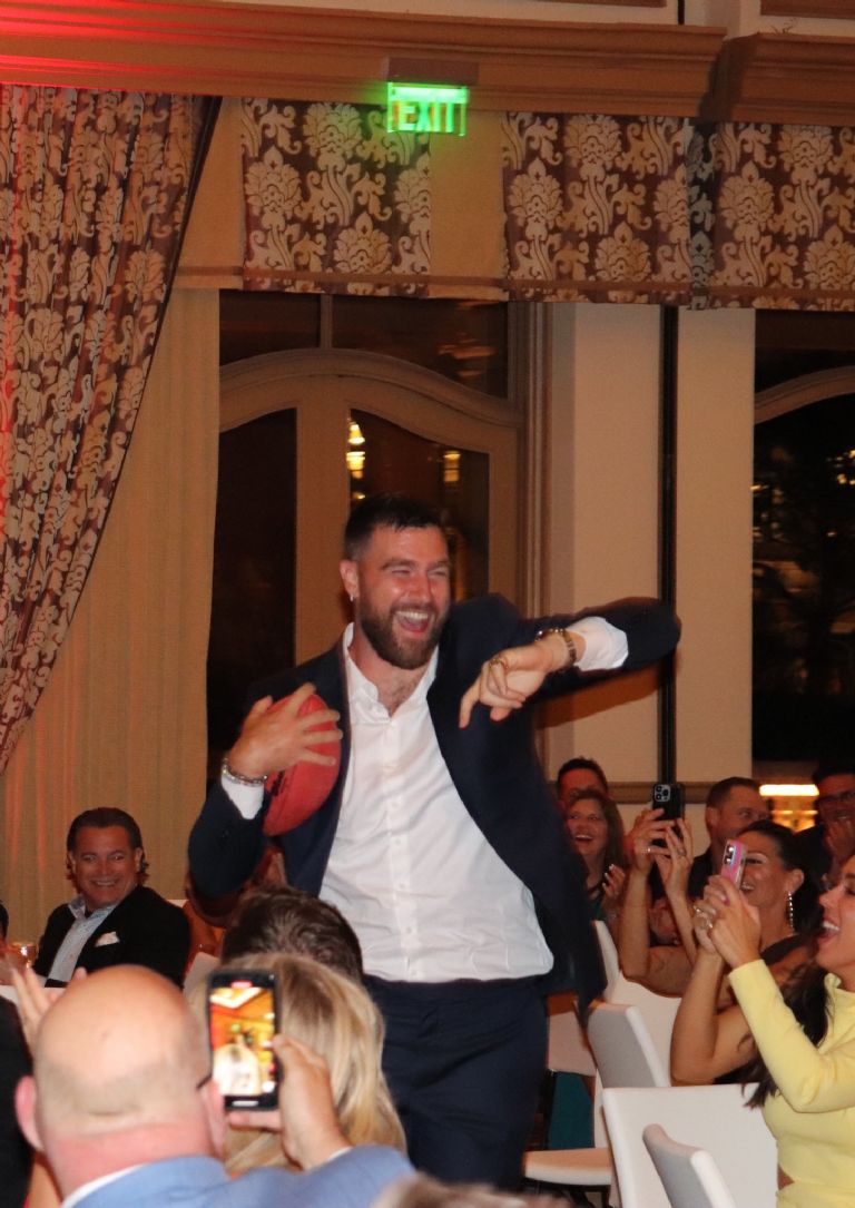 Travis Kelce logra contrato millonario en la NFL