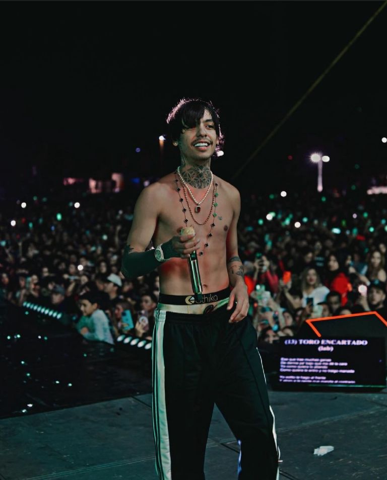 Natanael Cano lanza celular de fan que se subió al escenario