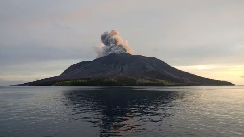 Erupción del Monte Ruang en Indonesia: 11 mil evacuados por nube de ceniza