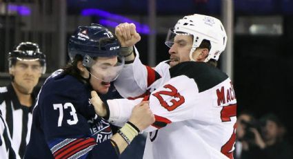 Increíble pelea campal en el hockey NHL apenas inicia el partido: ¡Varios jugadores expulsados!