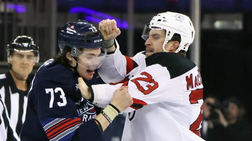 Increíble pelea campal en el hockey NHL apenas inicia el partido: ¡Varios jugadores expulsados!
