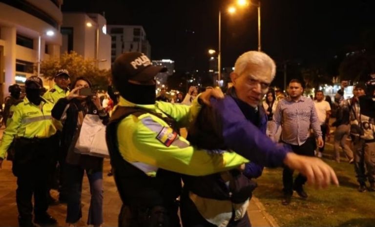  El diplomático mexicano Roberto Canseco, fuera de la Embajada mexicana, sobre la calle de Quito