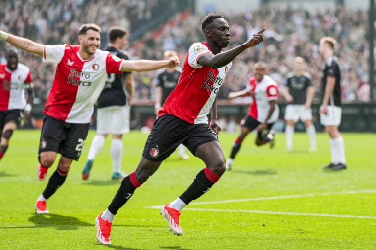 Santiago Giménez sigue sin anotar