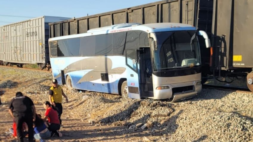 Tren arrolla a un camión de pasajeros en Navojoa, Sonora