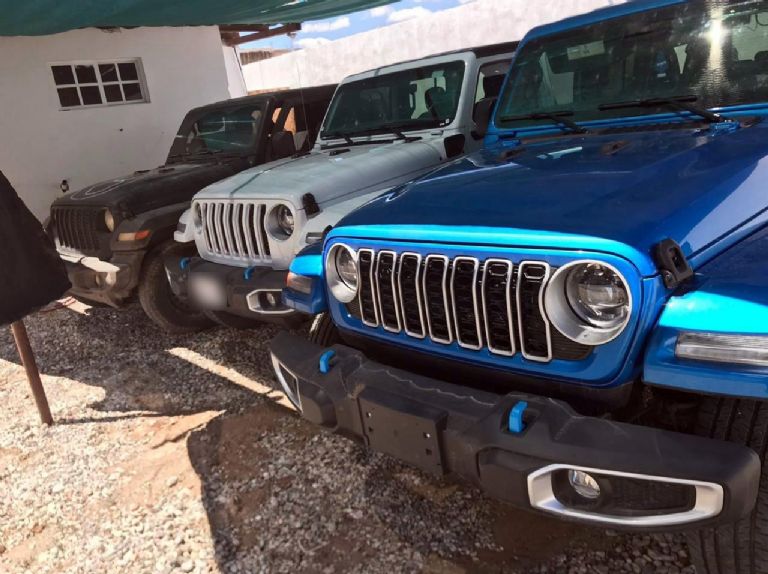 Aseguran vehículos tras cateo en Sonoyta. Foto: Twitter