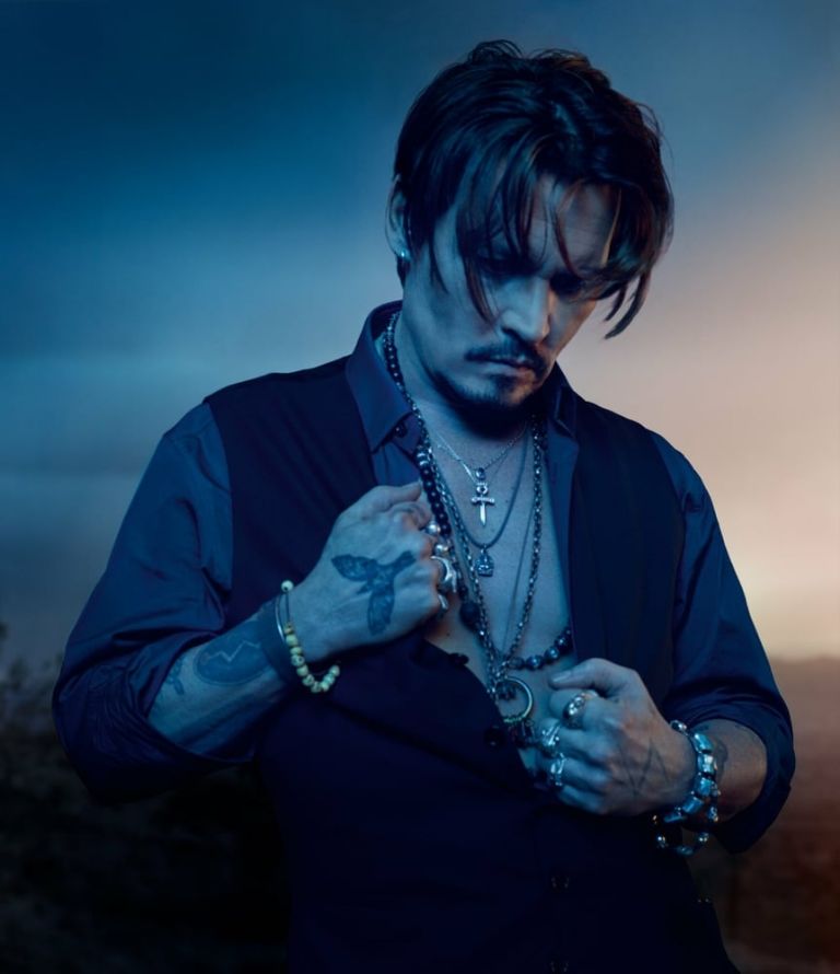 Christian Nodal sorprende con nueva imagen y lo comparan con Johnny Depp