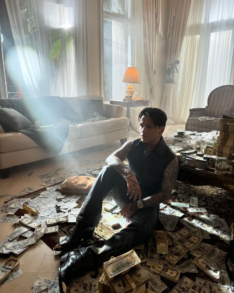 Christian Nodal sorprende con nueva imagen y lo comparan con Johnny Depp