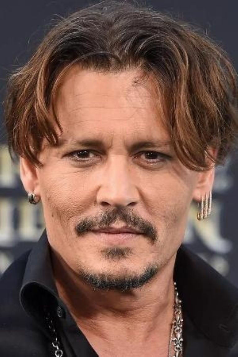 Christian Nodal sorprende con nueva imagen y lo comparan con Johnny Depp