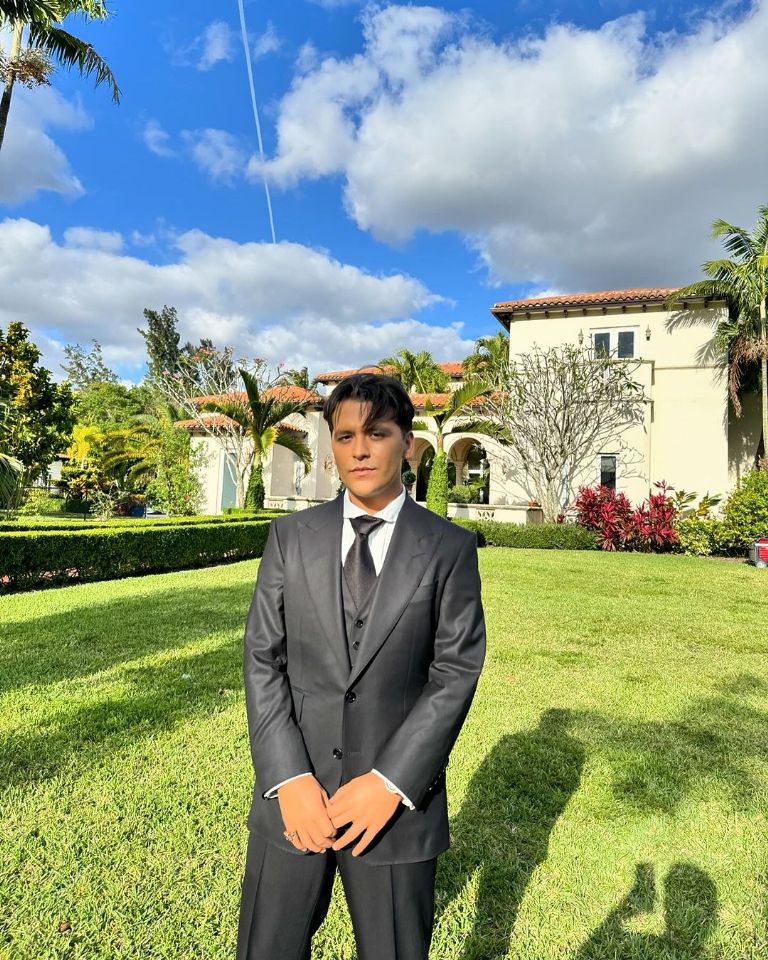 Christian Nodal sorprende con nueva imagen y lo comparan con Johnny Depp