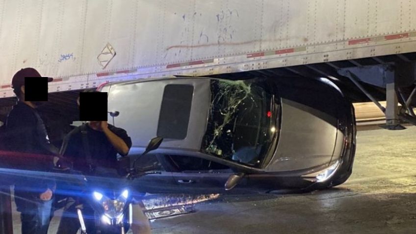 Fuerte accidente en CDMX: Automóvil choca y queda debajo de un tráiler en Eduardo Molina