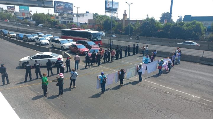 Caos en Periférico Norte por bloqueo a la altura del Parque Naucalli, en Naucalpan