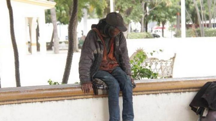 VIDEO: Le prenden fuego a casa de cartón de un hombre en situación de calle