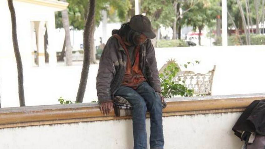 VIDEO: Le prenden fuego a casa de cartón de un hombre en situación de calle