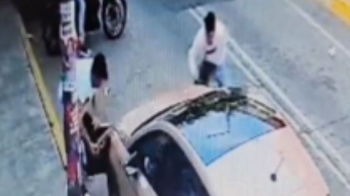 Captan a 2 sujetos robando faros de un Ibiza a plena luz del día en la Ciudad de México