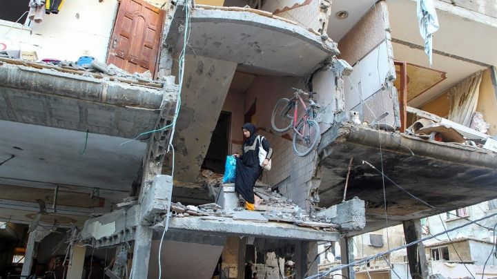 Autoridades localizan al menos 80 cadáveres en fosa común en la Franja de Gaza