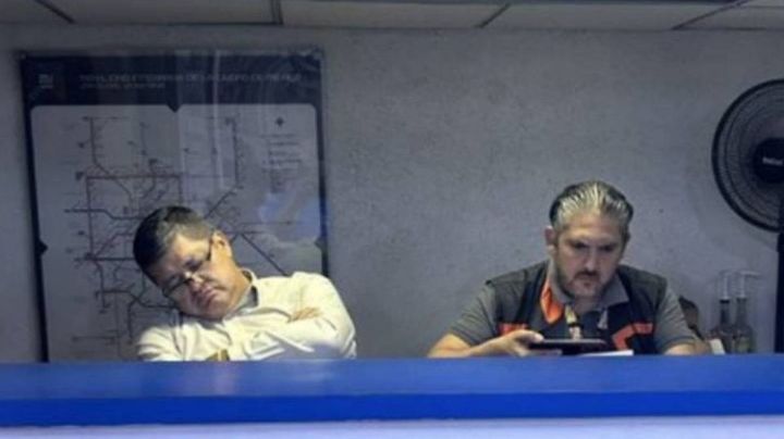 Responsable de las quejas del metro de CDMX es captado durmiendo en horario laboral
