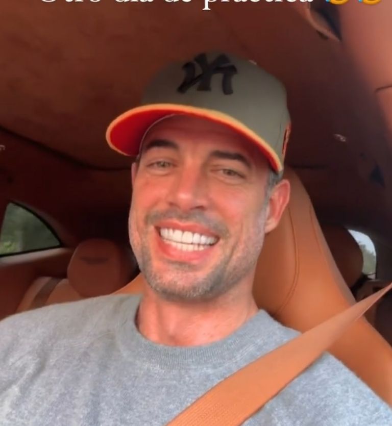 William Levy le enseña a manejar a su hija