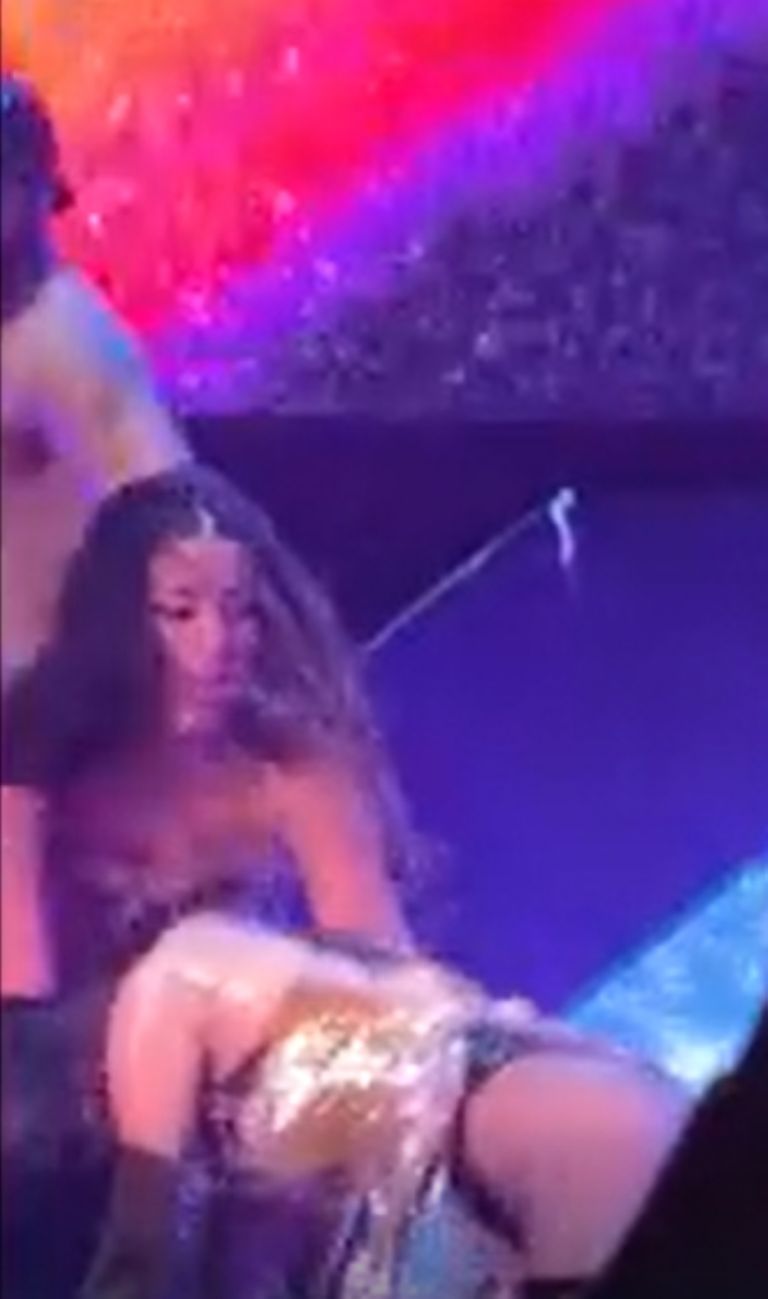 Danna sufre accidente en pleno concierto