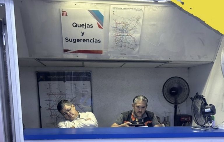 Empleado del Metro CDMX es captado durmiendo en horario laboral