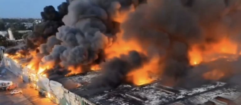 Incendio arrasa con centro comercial en Varsovia: Caos y devastación en Polonia