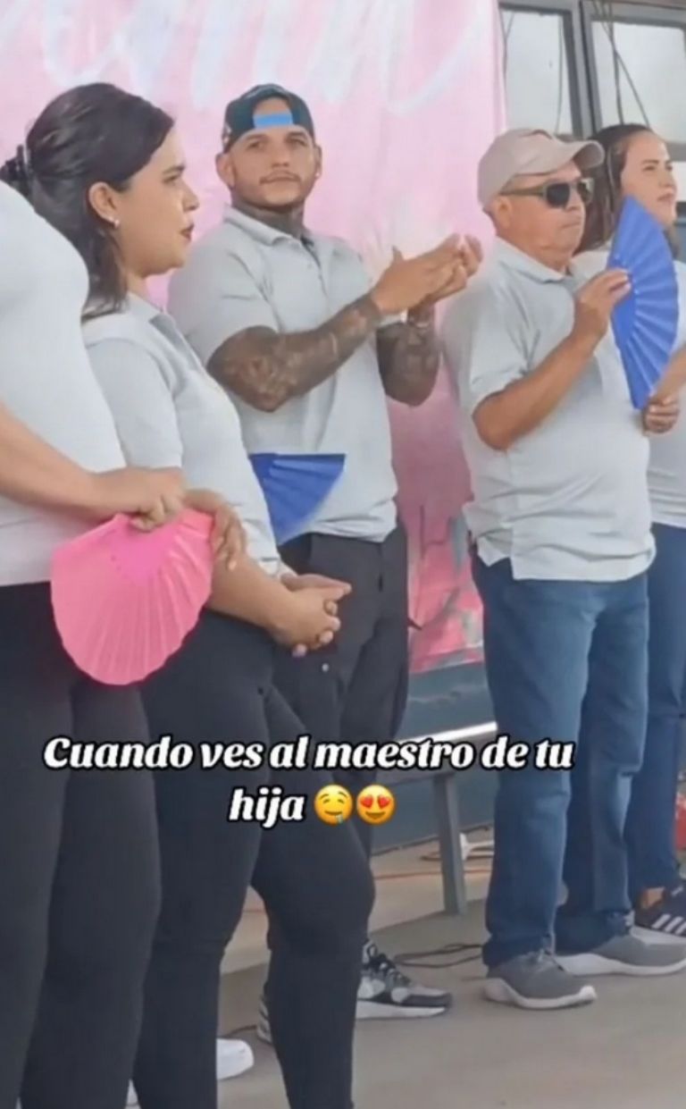 Maestro de NL conquista el corazón de las mamás de sus alumnos