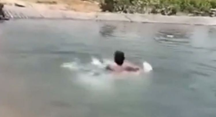 Hombre graba por accidente su propia muerte mientras aprendía a nadar